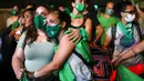 Ekspresi aktivis hak-hak aborsi saat menonton siaran langsung sidang parlemen di luar Kongres, Buenos Aires, Argentina, Rabu (30/12/2020). Dilegalkannya aborsi di Argentina merupakan puncak bagi para aktivis perempuan setelah bertahun-tahun lamanya. (AP Photo/Natacha Pisarenko)