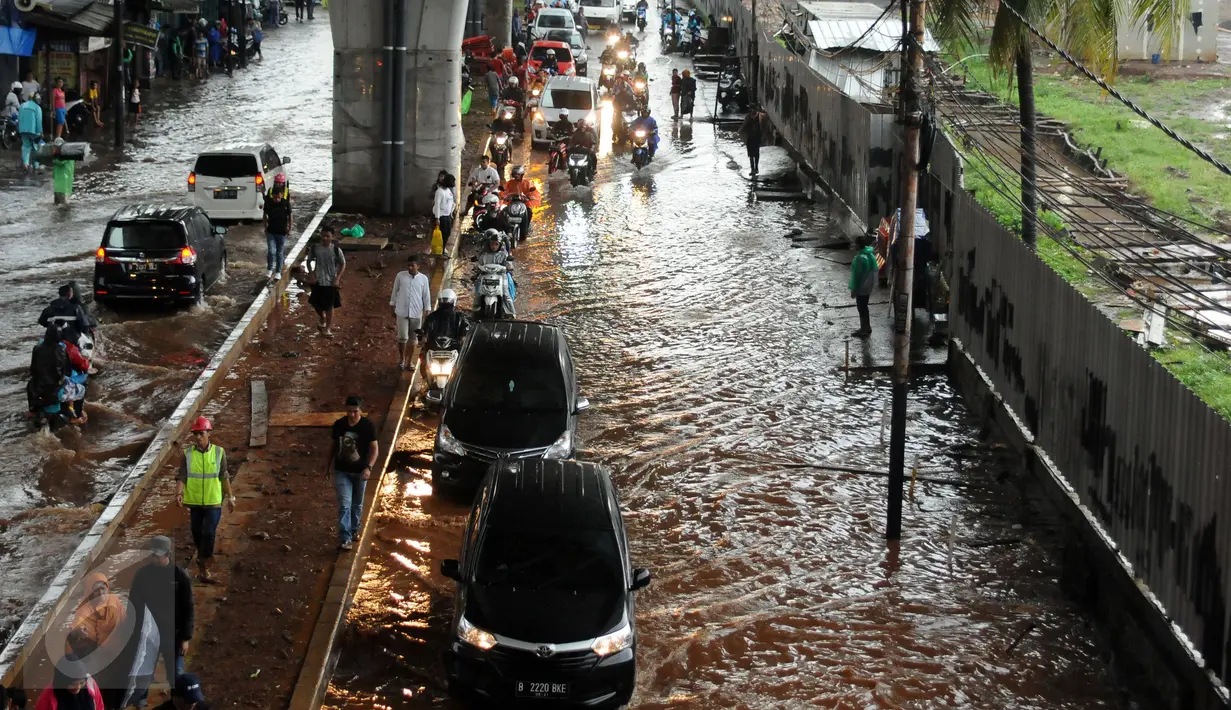Sejumlah pengendara menghindari genangan air di Jalan Ciledug Raya dekat perempatan Seskoal, Jakarta, Jumat (11/11). Hujan deras diringi petir kembali melanda Jakarta mengakibatkan genangan air di beberapa titik. (Liputan6.com/Helmi Fithriansyah)