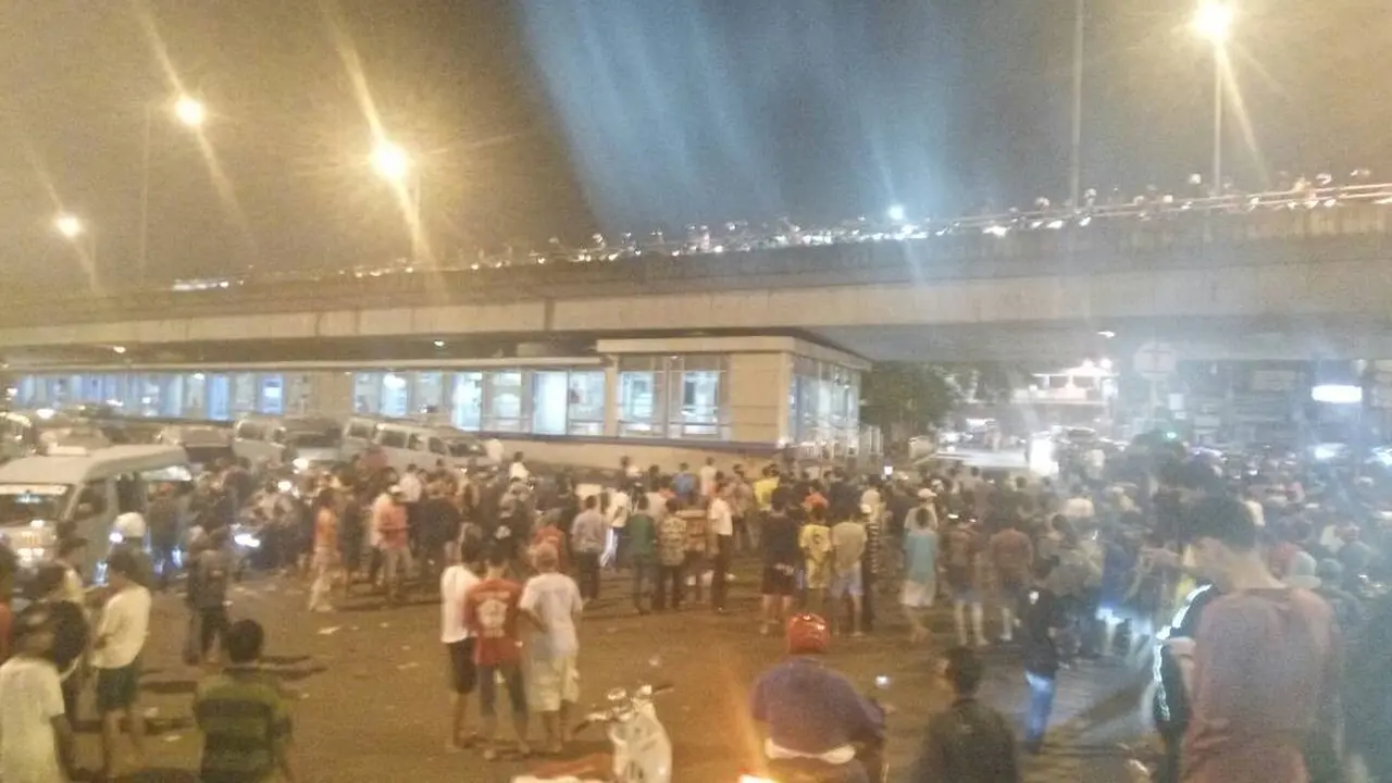 Ledakan terjadi di sekitar Terminal Kampung Melayu, Jakarta Timur. Sumber ledakan hingga kini belum diketahui.