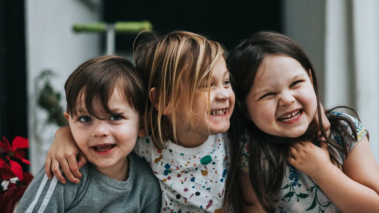 menurunkan angka kekerasan anak/(Foto: Unsplash.com/Roman Kraft).