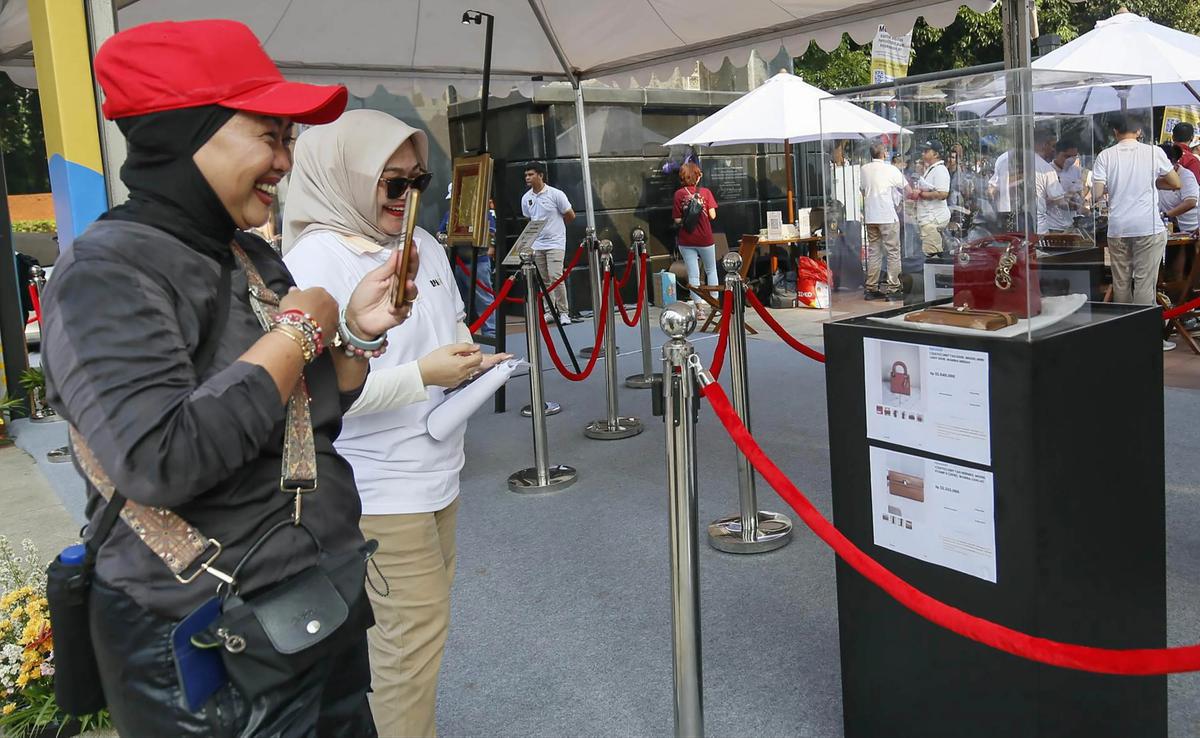 DFOTO: Dari Ferrari Ducati Hingga Tas Mewah Dipamerkan untuk Dilelang di CFD Sudirman