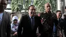 Pakar ekonomi Rizal Ramli menyambangi Bareskrim Polri, Jakarta Pusat,  Selasa (16/10). Didampingi sejumlah kuasa hukum, Rizal Ramli melaporkan Ketua Umum Partai NasDem Surya Paloh terkait dugaan pencemaran nama baik. (Merdeka.com/Iqbal S. Nugroho)