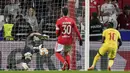 Tak ketinggalan penyerang muslim yang terkenal taat yakni Sadio Mane juga turut memajangkan namanya di papan skor sehingga Liverpool pulang dengan kemenangan meyakinkan 3-1 atas Benfica. (AP/Armando Franca)