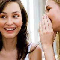 Curhatlah pada orang yang tepat. Biar kisahmu nggak terbeber ke banyak telinga. (Via: crossroadsfriends.com)