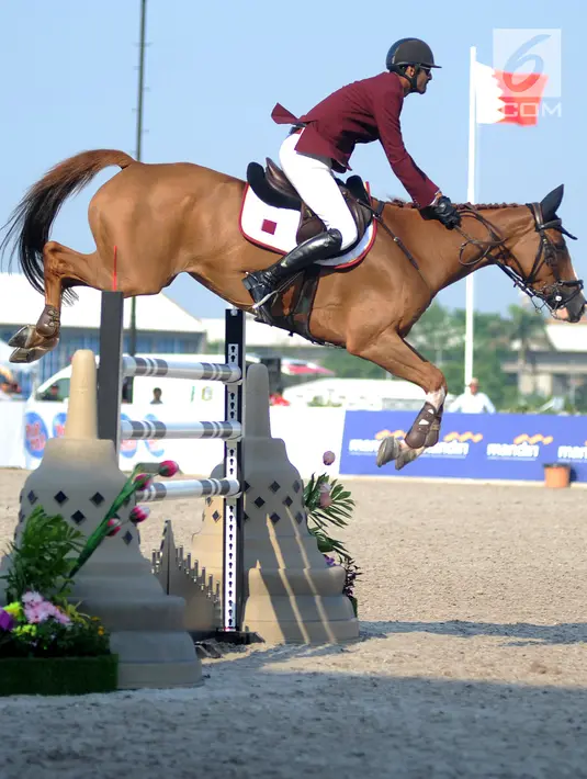 Atlet ketangkasan berkuda Qatar, Althani Al mengendalikan kuda yang bernama Sirocco  saat final round 1 individual jumping Asian Games 2018 di Jakarta Kamis (30/8). Sirocco merupakan kuda termahal yang tampil di Asian Games 2018. (Merdeka.com/Arie Basuki)