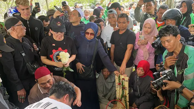 Anies, Rieke 'Oneng' dan Baba Alun Iringi Affan Kurniawan ke Tempat Peristirahatan Terakhir