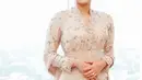 Tampil Bersama sang adik dan iparnya. Amanda juga tampil memesona dibalut kebaya nude dan kain batik yang serasi sebagai rok. [Foto: Instagram/akhairunnisa]
