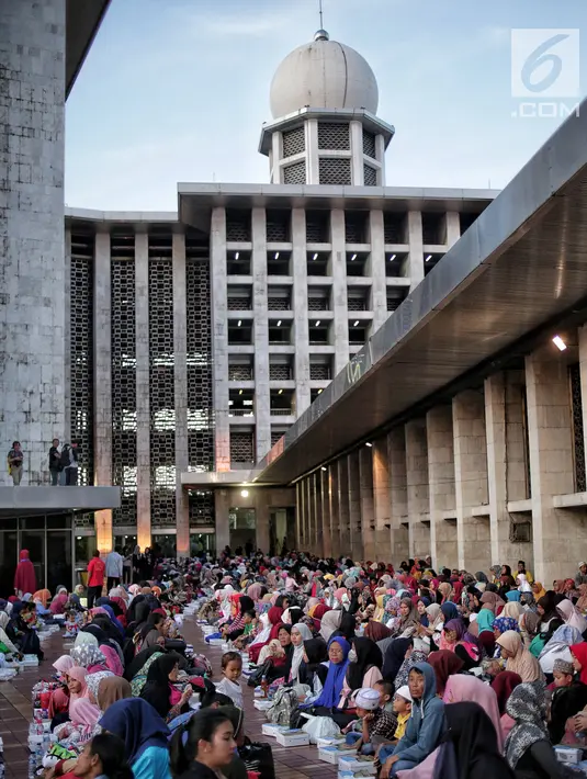 Umat muslim menunggu azan magrib saat mengikuti buka puasa bersama di Masjid Istiqlal, Jakarta, Senin (6/5/2019). Sambil menunggu azan magrib, umat muslim yang hadir bisa sekaligus mendengarkan ceramah. (Liputan6.com/Faizal Fanani)