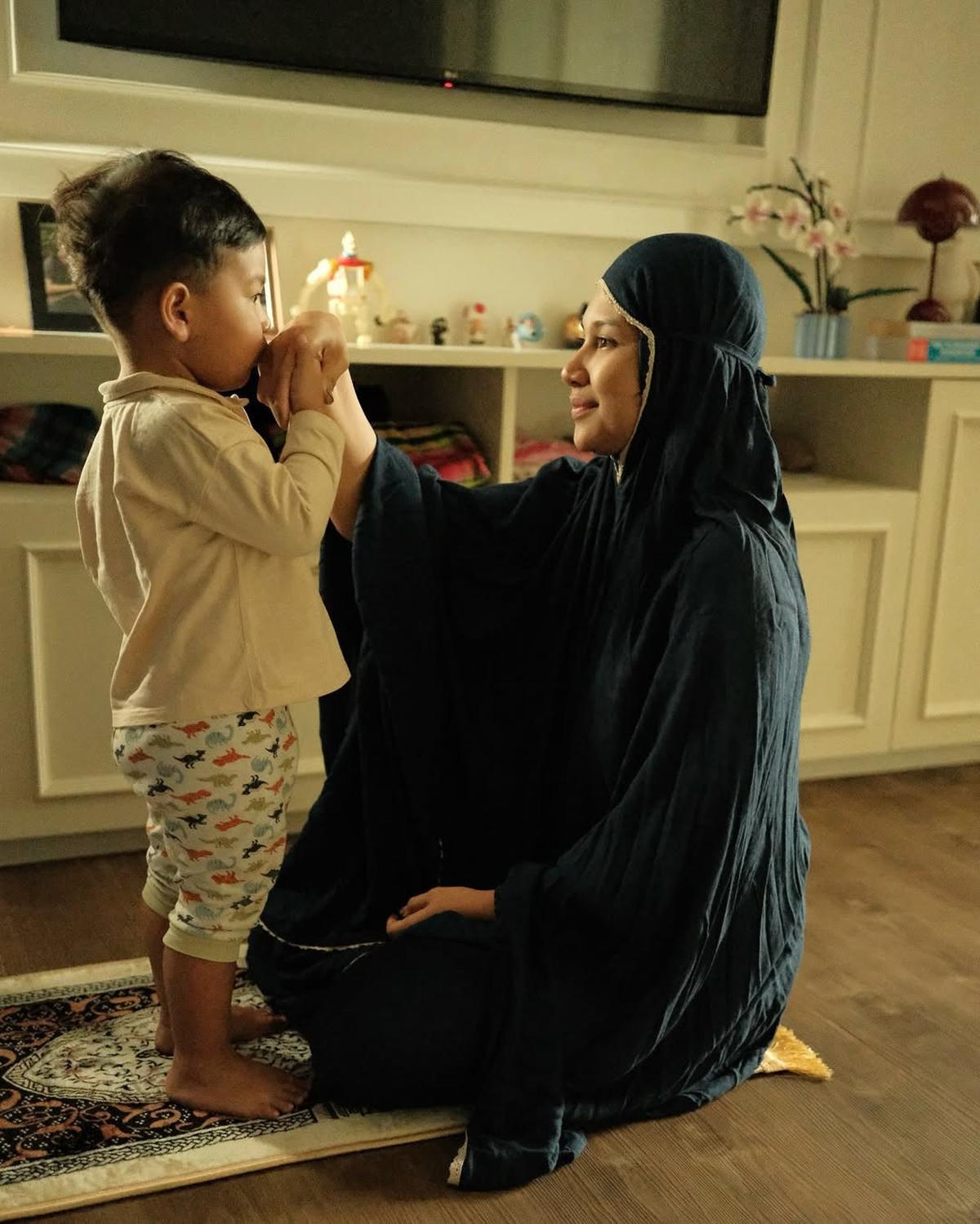 Potret Indah Permatasari Tampil Berhijab, Sederhana tapi Bikin Pangling dan Bisa Jadi Inspirasi