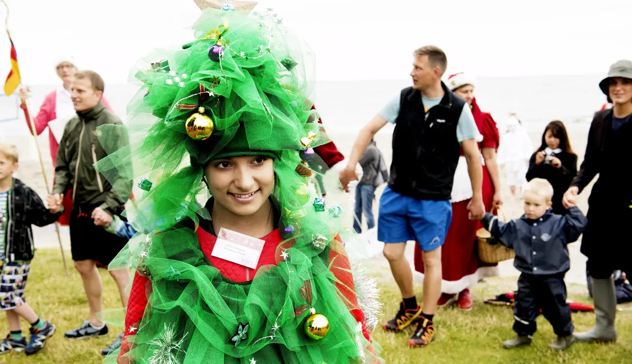 Kostum unik salah satu peserta Kongres Santa Claus Dunia 2015 saat bersiap berenang di pantai Bellevue di Copenhagen, Denmark, Minggu (21/7/2015). (REUTERS/Scanpix Denmark/Erik Refner)