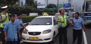 Aksi Brutal Pendemo Patahkan Spion Taksi