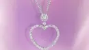 Melalui koleksi L’Heure du Diamant, Chopard memukau dengan liontin dan anting yang dihiasi motif hati. Keahlian luar biasa dalam pengerjaan dan kilauan berlian yang memikat menjadikan koleksi ini sebagai perwujudan cinta yang abadi.  [Dok/Chopard].
