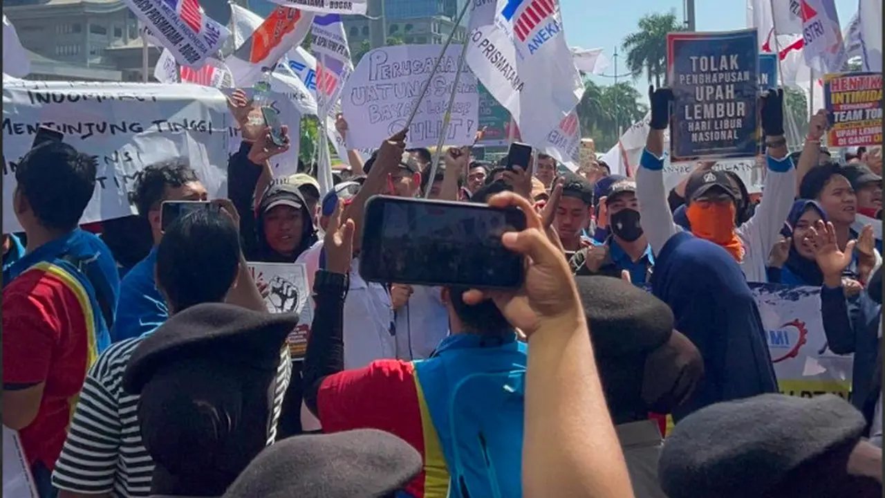 Karyawan yang tergabung dalam serikat pekerja PT Indomarco Prismatama menggelar aksi unjuk rasa di depan Menara Indomaret, Pantai Indah Kapuk (PIK), Jakarta Utara. (Istimewa)