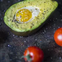 Avocado egg merupakan salah satu menu sarapan yang simple dan terdapat banyak kandungan yang menyehatkan bagi tubuh. (Foto/dok: Freepik)