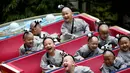 Sejumlah Anak yang kesempatan untuk mengalami kehidupan sebagai biksu selama dua minggu menikmati permainan di taman hiburan Everland, Yongin, Korea Selatan, (9/5). (REUTERS / Kim Hong-Ji)