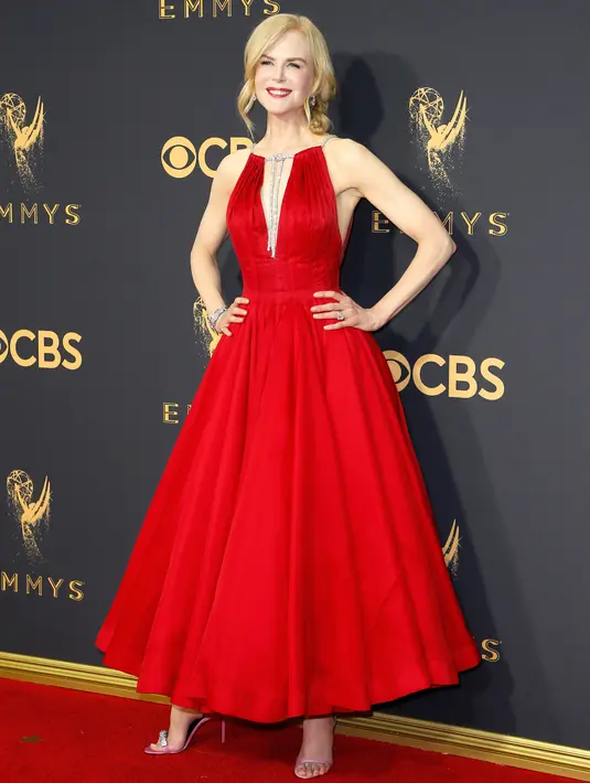 Aktris Nicole Kidman berpose di karpet merah ajang penghargaan Emmy Awards 2017 di Los Angeles, Minggu (17/9). Dari semua item yang dipakainya, Nicole terlihat sangat sempurna kecuali dengan tampilan sandalnya. (Danny Moloshok/AP Images)