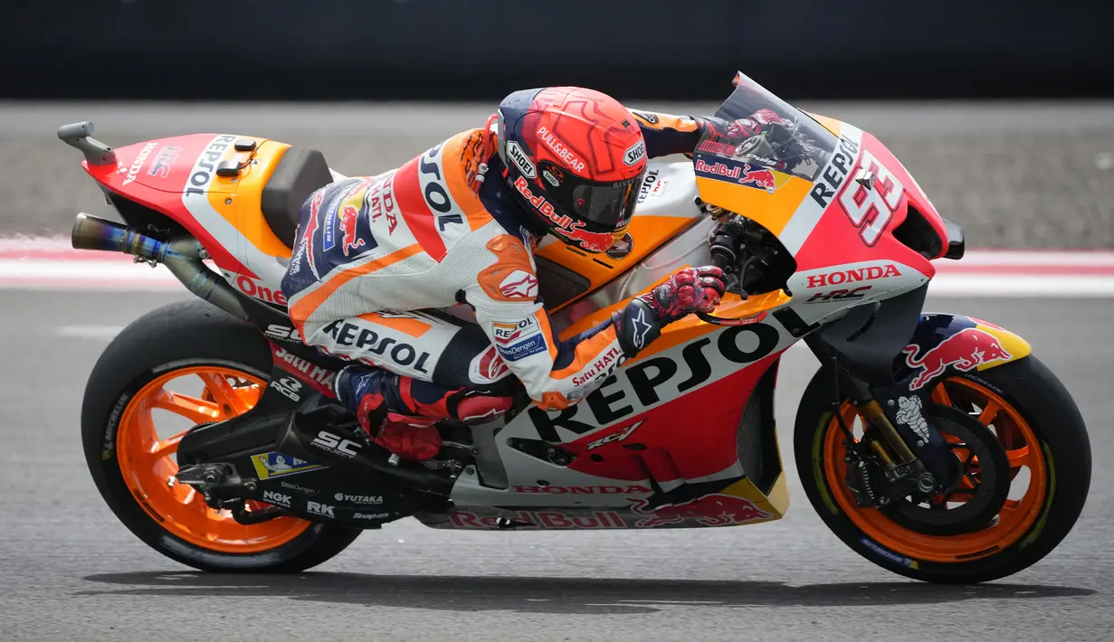 Pemegang rekor terbanyak sebagai juara di sirkuit debutan adalah Marc Marquez yang mampu menang di tiga sirkuit debutan. Sayang, usahanya untuk mempertajam rekornya di Sirkuit Mandalika tak terjadi karena harus mundur akibat cedera serius saat sesi pemanasan. (AP/Achmad Ibrahim)