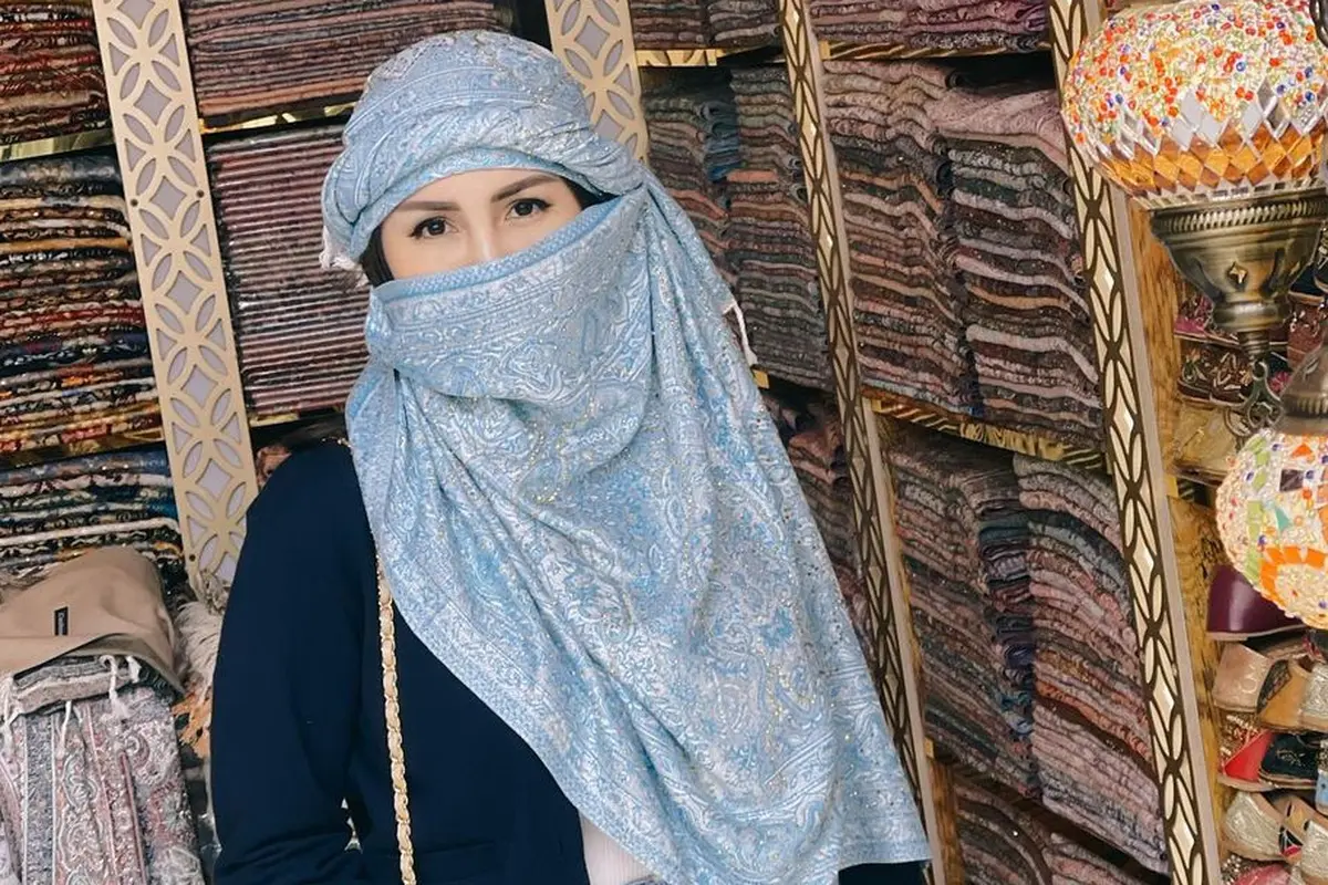 4 Gaya Momo Geisha Liburan di Dubai, Tampil Cantik Manglingi Pakai Cadar