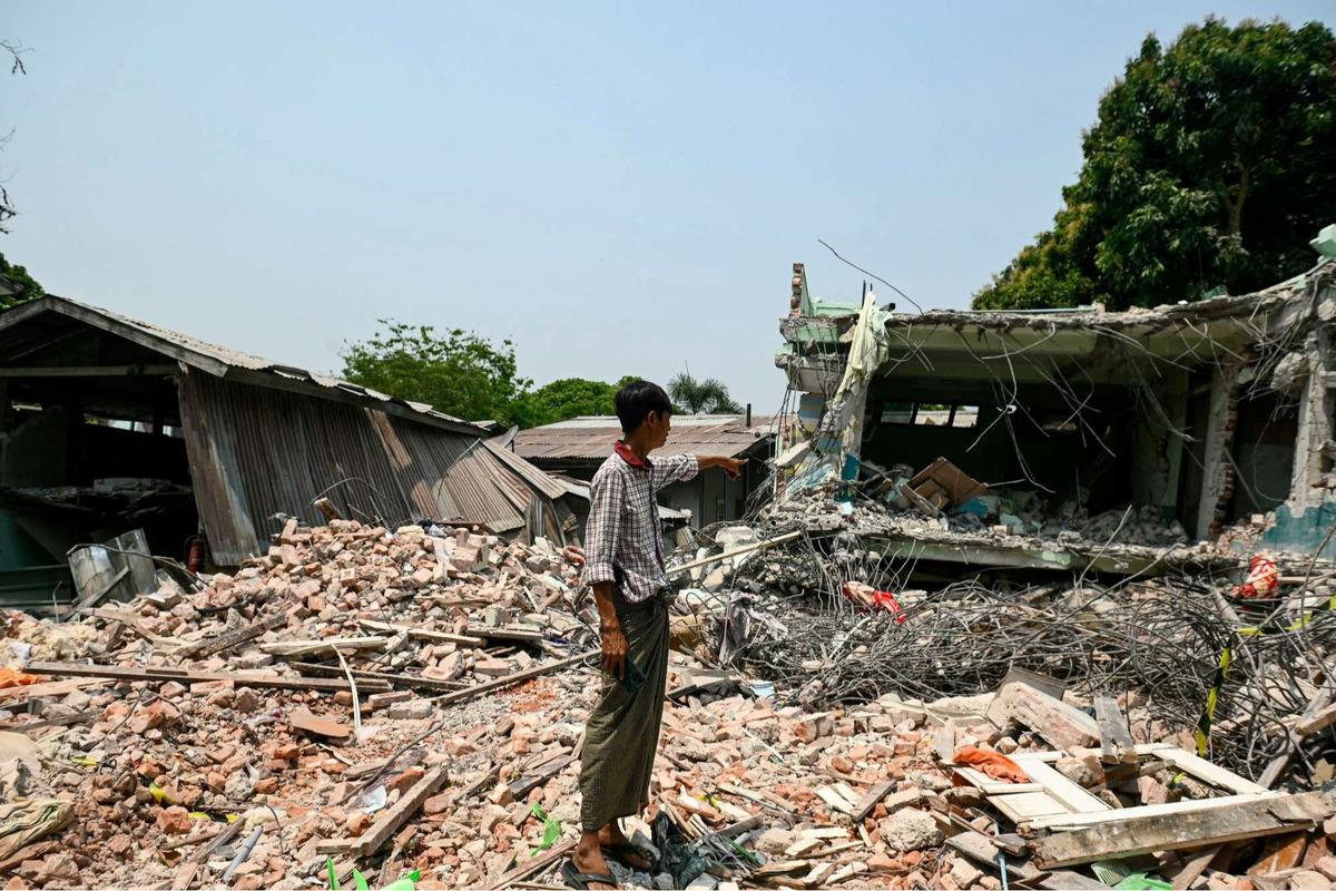 Pria Myanmar diselamatkan hidup-hidup setelah 5 hari tertimbun reruntuhan hotel akibat gempa