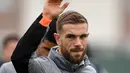 Gelandang Liverpool, Jordan Henderson melakukan pemanasan saat latihan di kompleks pelatihan Melwood di Liverpool, Inggris (25/9). Liverpool akan bertanding melawan Spartak Moscow pada Grup E Liga Champions. (AFP Photo/Paul Ellis)