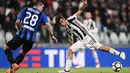 Pemain Atalanta, Gianluca Mancini (kiri) membayangi gerakan pemain Juventus, Paulo Dybala pada lanjutan Serie A di Allianz Stadium, Turin, (14/3/2018). Juventus menang 2-0. (AFP/Marco Bertorello)