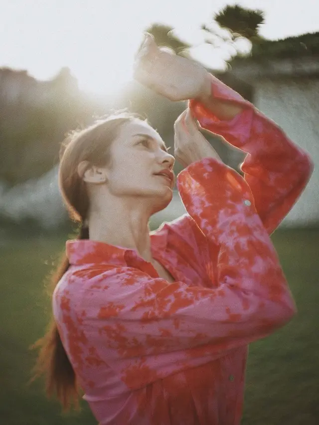 Gaya Enzy Storia Liburan di Bali, Tampil Seksi Pakai Crop Top Hitam