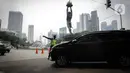 Petugas polisi menghadang kendaraan berplat nomor ganjil di titik pemeriksaan ganjil-genap Bundaran Senayan, Jakarta, Kamis, (26/8/2021). Mulai 26 sampai 30 Agustus, ganjil genap hanya berlaku di 3 ruas jalan Jakarta yakni, Jalan Sudirman, MH Thamrin, dan HR Rasuna Said. (Liputan6.com/Faizal Fanani)