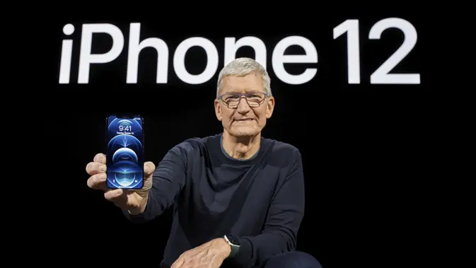 CEO Apple Tim Cook memegang iPhone 12 Pro baru saat aktivitas Apple di Apple Park, Cupertino, California, Amerika Serikat, 13 Oktober 2020. Apple meluncurkan seri iPhone 12 nan mendukung teknologi seluler 5G. (Brooks KRAFT/Apple Inc./AFP)