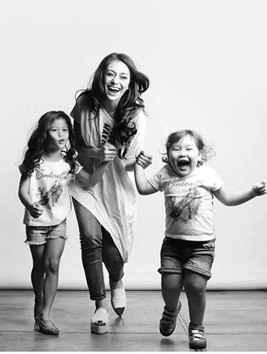 Beragam tanggapan dari para netizen melihat foto Stefan William bersama dengan kedua putri Celine Evangelista. Selain mendoakan segera mengesahkan hubungan mereka, juga ada yang pingin lihat anaknya nanti. (Instagram/celine_evangelista)