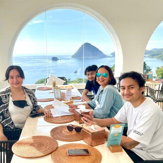 7 Potret Ira Wibowo Bareng Anak Kandung dan Tiri Ini Selalu Kompak