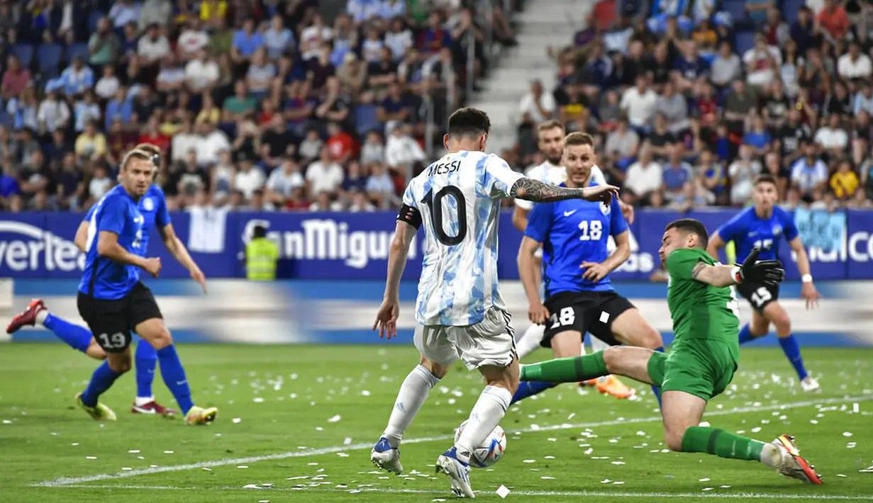 Peraih tujuh Ballon d'Or, Lionel Messi, memborong semua gol pada laga tersebut. (AP/Alvaro Barrientos)