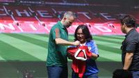 Legenda Manchester United, Ryan Giggs menandatangani jersey yang dibawa seorang fans setia Setan Merah dalam acara Konferensi Pers Maybank Kartu Kredit Manchester United, di Plenary Hall, JCC, Jakarta, Sabtu (18/5/2024). (Bola.com/M Iqbal Ichsan)