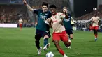 Penyerang Lens #09 Elye Wahi (kanan) berebut bola dengan bek Arsenal #18 Takehiro Tomiyasu pada laga matchday 2 Grup B Liga Champions 2023/2024 yang digelar di Stade Bollaert-Delelis, Rabu (4/10/2023) dini hari WIB. (Sameer Al-Doumy / AFP)