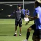 Pelatih Tim Nasional Indonesia Shin Tae-yong saat memimpin latihan Timnas U-22 di Lapangan D, Kompleks Gelora Bung Karno, Senayan, Jakarta, Selasa (2/3/2021). Latihan ini persiapan untuk dua ajang uji coba melawan tim Liga 1 Indonesia dan SEA Games 2021 di Vietnam. (Liputan6.com/Helmi Fithriansyah)