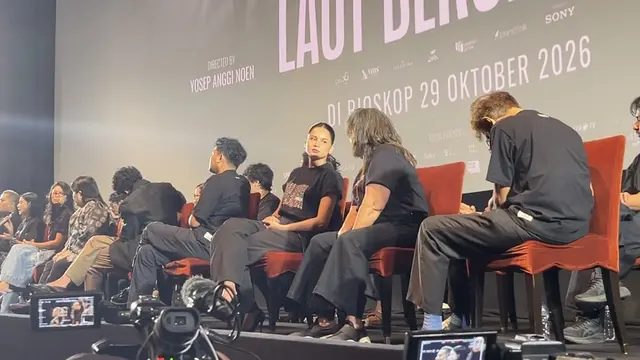 Yunita Siregar, ketiga dari kanan dalam konferensi pers Laut Bercerita di kawasan Jakarta pada (20/10/2026). (Liputan6.com/Afradhiya N. R)