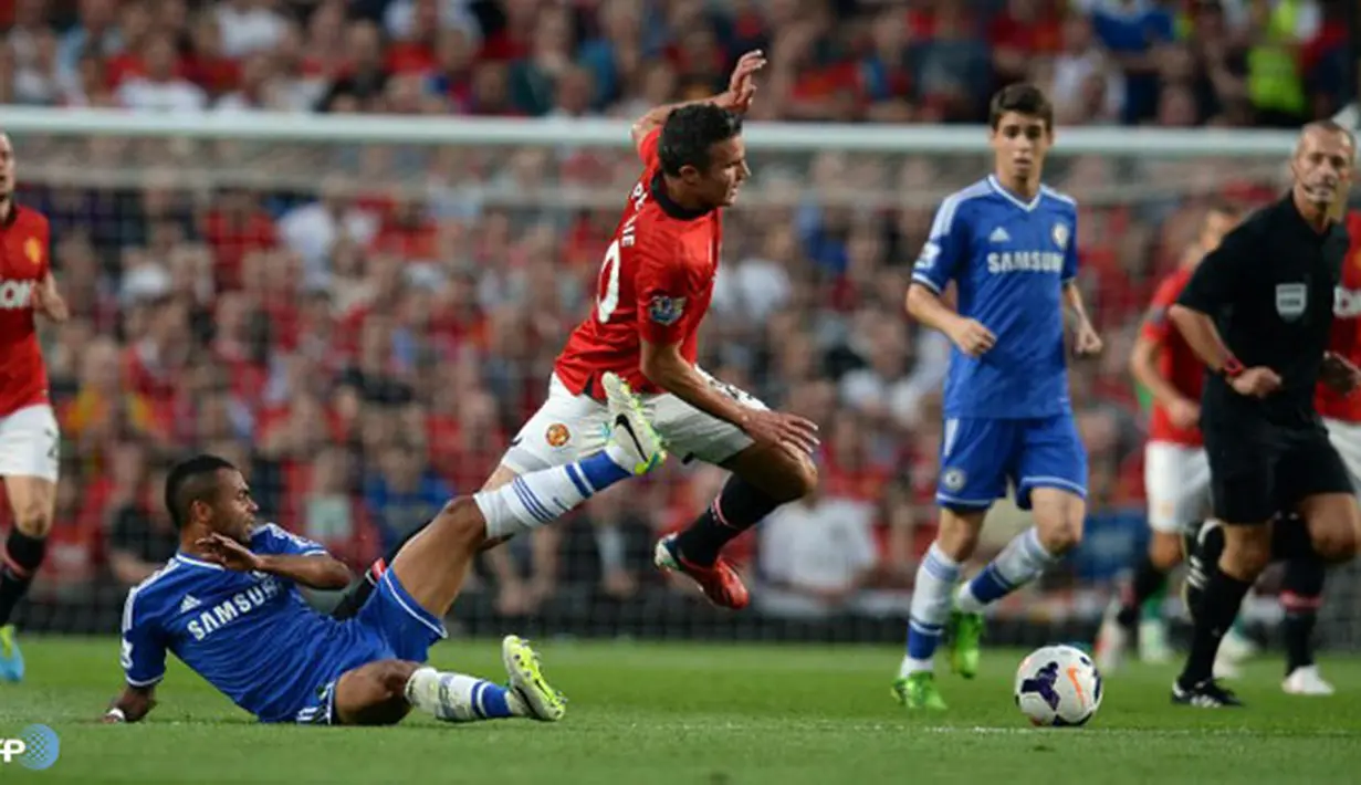 Ashley Cole menghadang laju bola Robin van Persie pada pertandingan Liga Inggris antara Manchester United melawan Chelsea di Stadion Old Trafford, Manchester Selasa 27 Agustus 2013. (AFP/Andrew Yates)