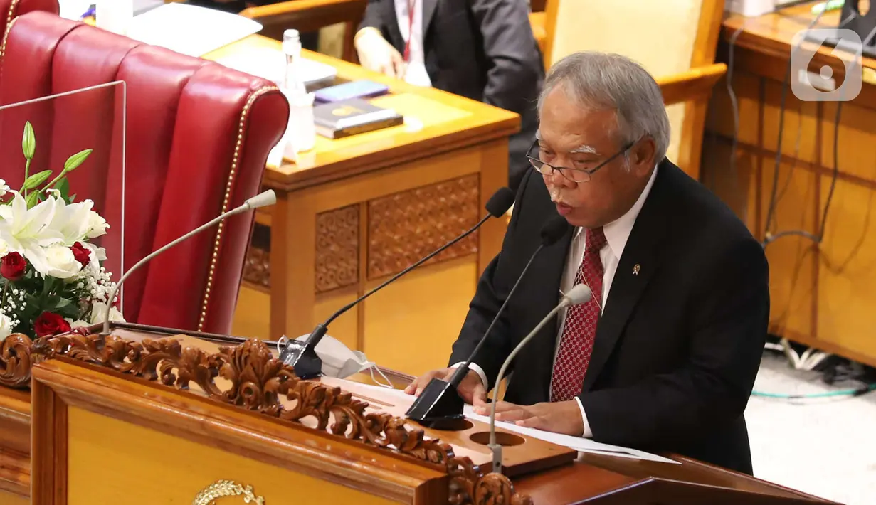 Menteri PUPR Basuki Hadimuljono memberikan pidato pada Rapat Paripurna ke-11 Masa Persidangan II Tahun Sidang 2021-2022 di Kompleks Parlemen, Jakarta, Kamis (16/12/2021).  (Liputan6.com/Angga Yuniar)