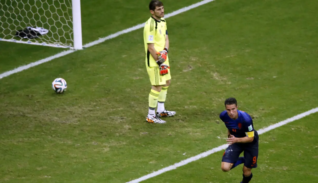 Tiga gol yang berhasil dilesakkan Robin van Persie, dua diantaranya bersarang di gawang juara Piala Dunia 2010, Spanyol, sisanya merobek jala Australia, (19/6/2014). (REUTERS/Fabrizio Bensch)