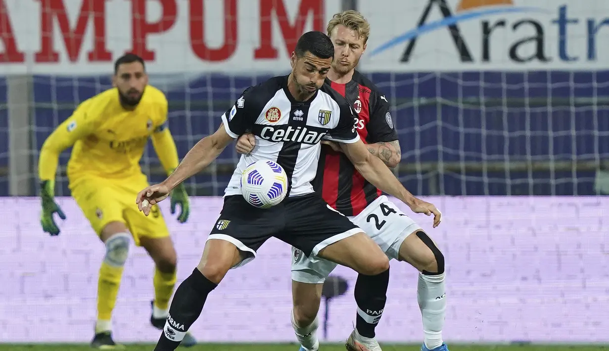 Striker Parma, Graziano Pelle (tengah) menguasai bola dibayangi bek AC Milan, Simon Kjaer dalam laga lanjutan Liga Italia 2020/2021 pekan ke-30 di Ennio-Tardini Stadium, Parma, Sabtu (10/4/2021). Parma kalah 1-3 dari AC Milan. (LaPresse via AP/Spada)