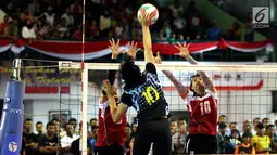 Tim Wahana Express Group (WEG) menahan bola pemain Voli AD (PBVAD) pada final turnamen Danjen Kopassus Open Volleyball Tournament, di GOR Nanggala, Minggu (08/4). WEG mengalahkan PB Voli AD (PBVAD) Putri, tiga set langsung. (Liputan6.com/Johan Tallo)