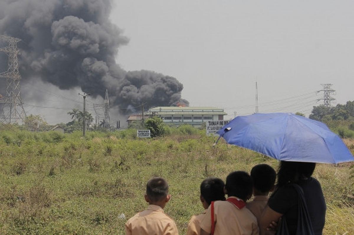 Kebakaran dahsyat lahap gardu induk PLN Kembangan