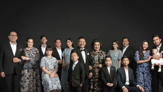 Otto Hasibuan bersama keluarga besarnya (Instagram/@nataliahasibuan)