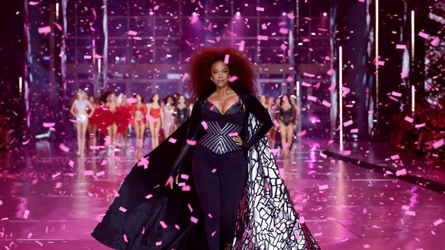 Tyra Banks berjalan di landasan pacu untuk Victoria's Secret Fashion Show 2024 pada 15 Oktober 2024 di New York City.