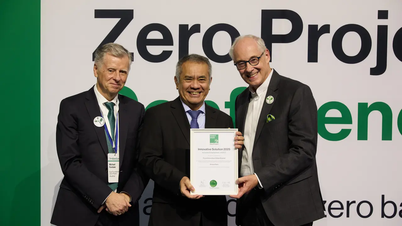 Duta Besar RI untuk Austria dan Slovenia Damos Dumoli Agusman, secara simbolis menerima penghargaan Zero Project Award 2025 di Kantor PBB di Wina, Austria, pada Kamis (6/3/2025)