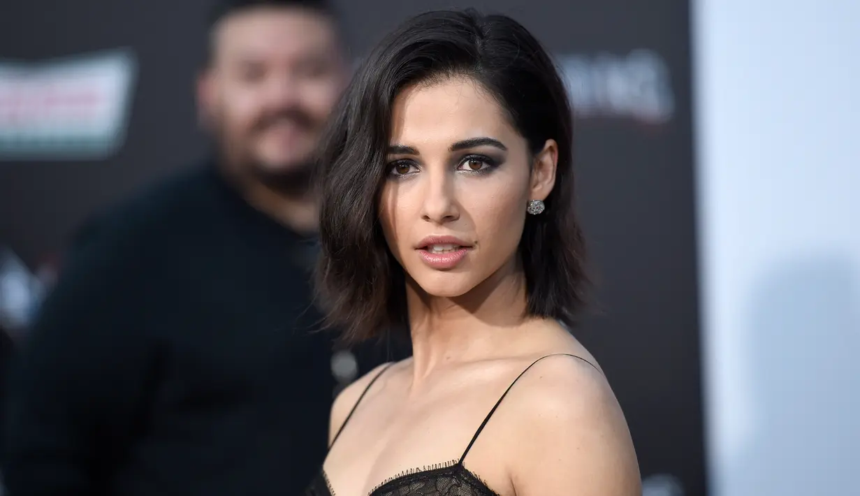 Pemeran Ranger pink, Naomi Scott saat menghadiri gala premier Power Rangers di Los Angeles, California, Rabu (22/3). Naomi Scott tampil cantik dan seksi bergaun hitam. (Photo by Chris Pizzello/Invision/AP)