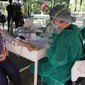 Warga di cek kesehatannya jelang vaksinasi COVID-19 melalui mobil vaksin keliling di Taman Dadap Merah, Kebagusan, Jakarta, Sabtu (10/7/2021). Pelaksanaan vaksinasi melalui mobil vaksin keliling juga diperuntukkan untuk anak usia 12 tahun ke atas. (Liputan6.com/Helmi Fithriansyah)