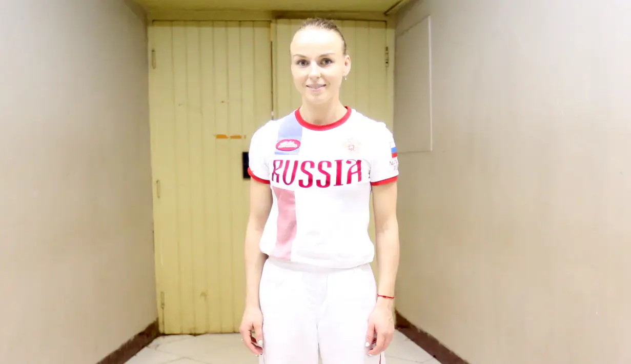 Atlet Wushu Asal Rusia, Daria Tarasova yang bertanding pada Cabang Taulo Kejuaraan Dunia Wushu 2015 di Istora, Senayan, Jakarta,Senin (16/11/2015). (Bola.com/Nicklas Hanoatubun)