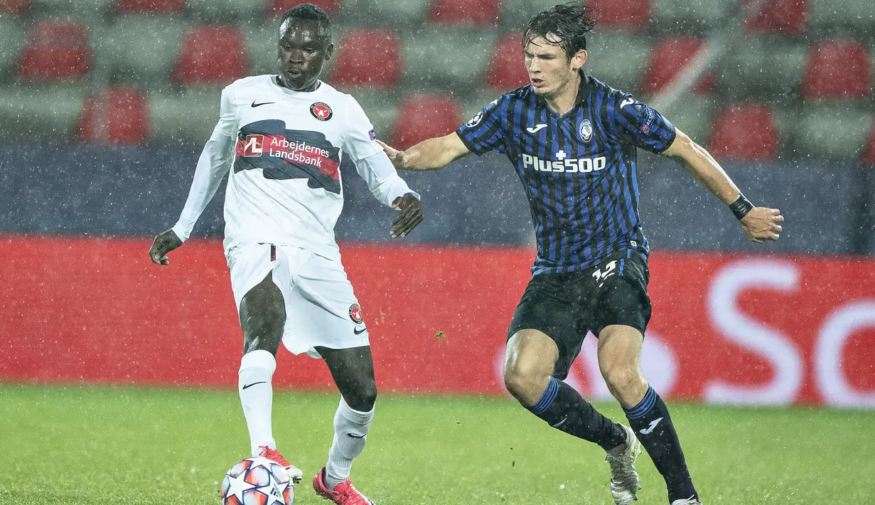 Gelandang Atalanta, Marten de Roon, berebut bola dengan gelandang Midtjylland, Pione Sisto, pada laga Grup D Liga Champions 2020/2021 di MCH Arena, Kamis (22/10/2020) dini hari WIB. Atalanta menang telak 4-0 atas Midtjylland. (AFP/Henning Bagger/Ritzau Scanpix)