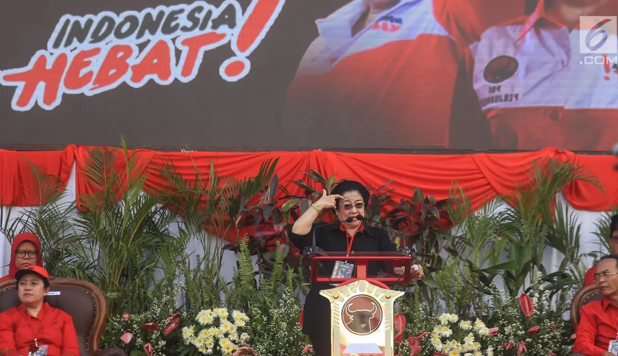 Ketua Umum PDI Perjuangan Megawati Soekarno Putri memberikan pidato politik pada Apel Siaga PDI Perjuangan Setia Megawati, Setia NKRI di Solo, Jumat (11/5). Apel digelar dalam rangka kesiapan menghadapi pesta demokrasi. (Liputan6.com/HO/Ivan)