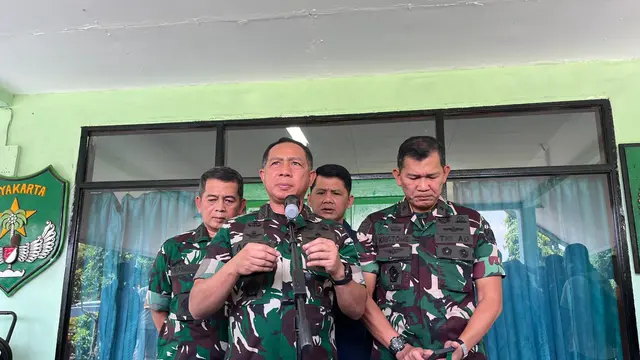 Panglima TNI Jenderal TNI Agus Subiyanto meninjau lokasi kebakaran gudang amunisi di Ciangsana, Jawa Barat, Minggu (31/3/2024).
